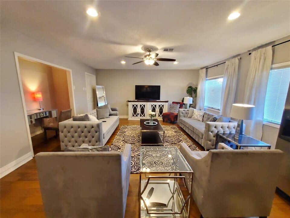 8815 Bellaire Blvd in Houston, TX - Building Photo