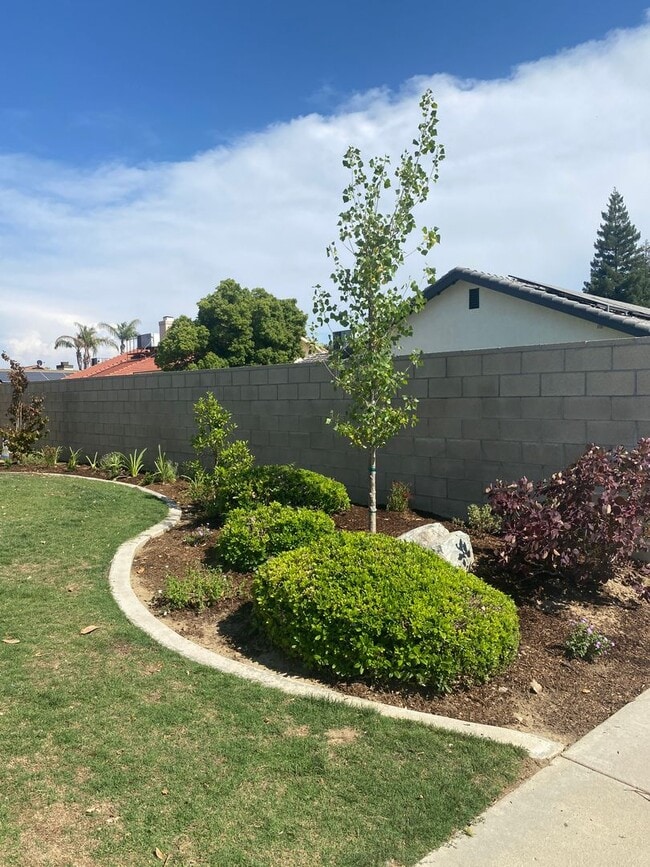 310 Via Rosario in Bakersfield, CA - Building Photo - Building Photo