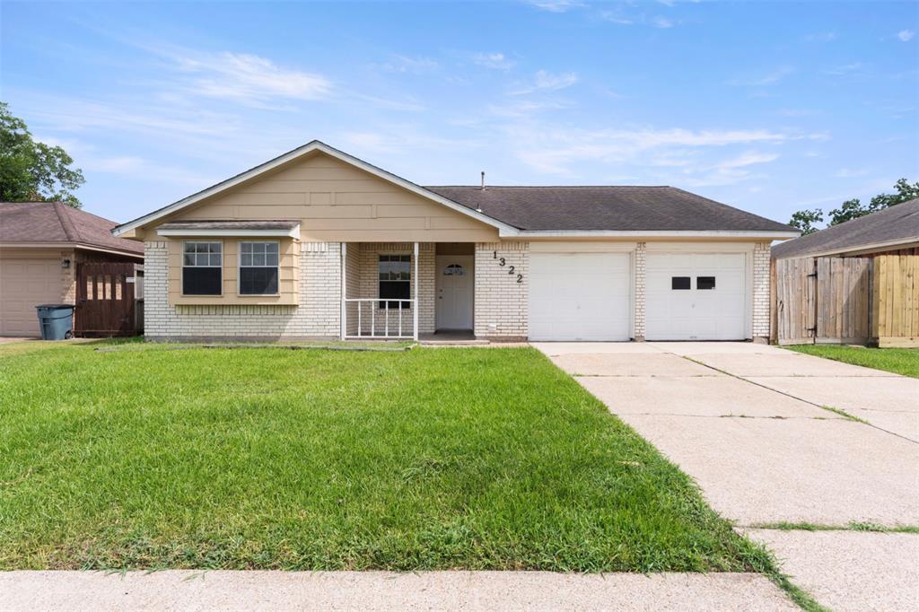 1322 Dorsetshire Dr in Pasadena, TX - Building Photo