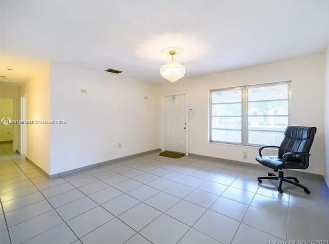 1531 N 69th Way in Hollywood, FL - Foto de edificio - Building Photo