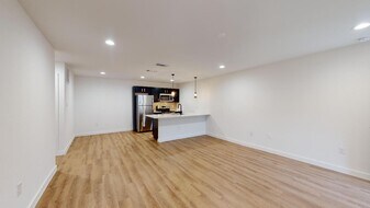 Live Oak Manor in Dallas, TX - Building Photo