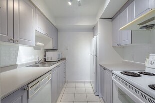 256 Doris Ave in Toronto, ON - Building Photo