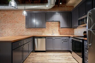 210 E Washington Ave in Navasota, TX - Foto de edificio - Building Photo