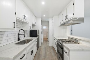 5549 Fulcher Ave in Los Angeles, CA - Building Photo