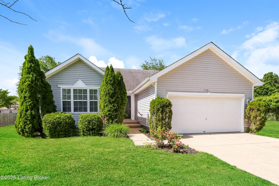 739 Helmwood Cir in Mount Washington, KY - Building Photo
