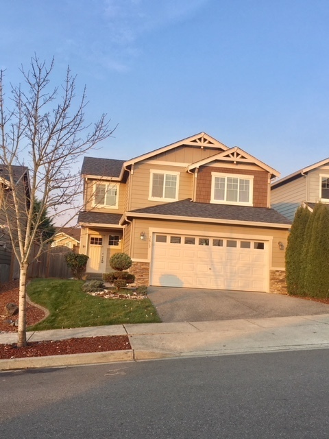 7815 14th St SE in Lake Stevens, WA - Foto de edificio