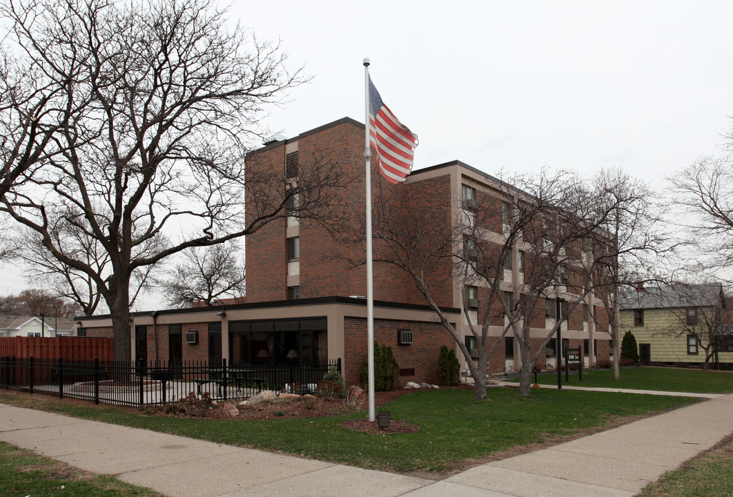 Friendly Manor in Minneapolis, MN - Building Photo