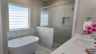 8326 Curry Rd in Houston, TX - Building Photo - Building Photo