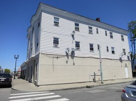 728 Moody St in Waltham, MA - Building Photo