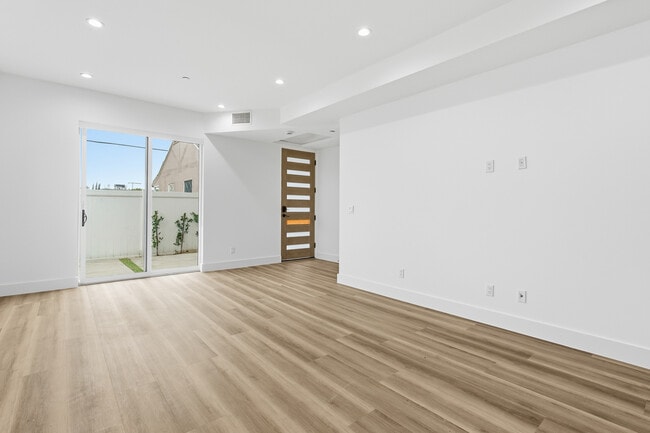 5809 Kester Ave in Van Nuys, CA - Building Photo - Building Photo