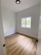 2121 NW 45th St, Unit b in Miami, FL - Building Photo - Building Photo