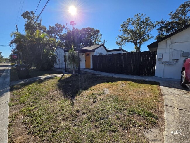 1100 Beverly Ave NW in Largo, FL - Building Photo - Building Photo