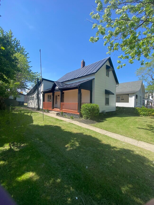 property at 220 E Oak St