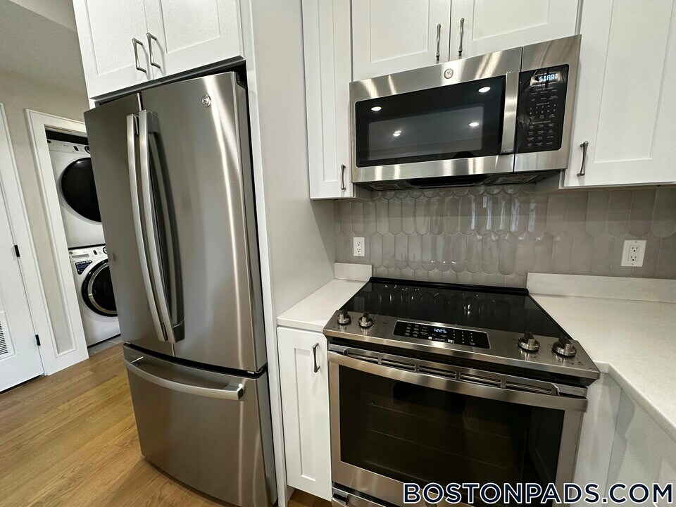 104-106-106 Warren St in Boston, MA - Building Photo