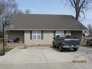 713 E Monroe St-Unit -Apt A in Pittsburg, KS - Building Photo - Building Photo