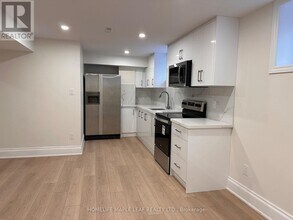 39-39 Dennis Dr in King City, ON - Building Photo - Building Photo