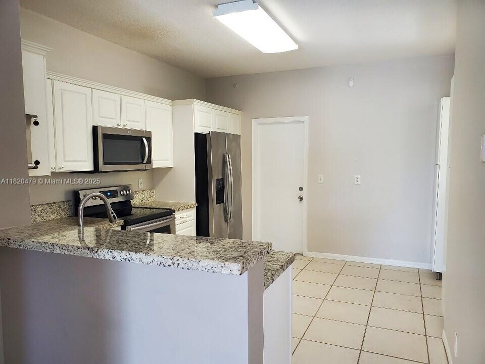 3670 San Simeon Cir in Weston, FL - Building Photo