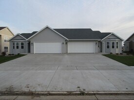 4620-4622 Woodgate Dr in Janesville, WI - Building Photo