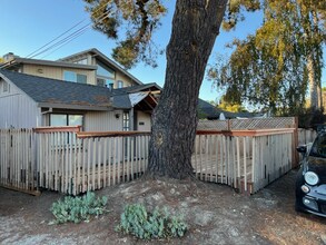 681 37th Ave, Unit Private Duplex #A in Santa Cruz, CA - Foto de edificio - Building Photo