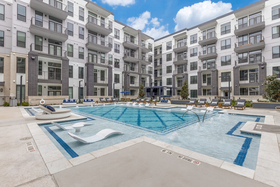 Lenox Heights in Houston, TX - Building Photo