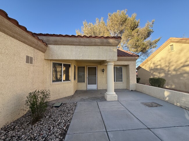 9028 Starmount Dr in Las Vegas, NV - Building Photo - Building Photo