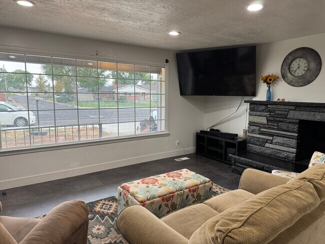 883 E Sego Lily Dr, Unit Room 1 in Sandy, UT - Foto de edificio - Building Photo