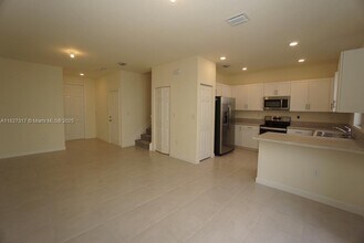 10911 W 33rd Ln in Hialeah, FL - Building Photo - Building Photo