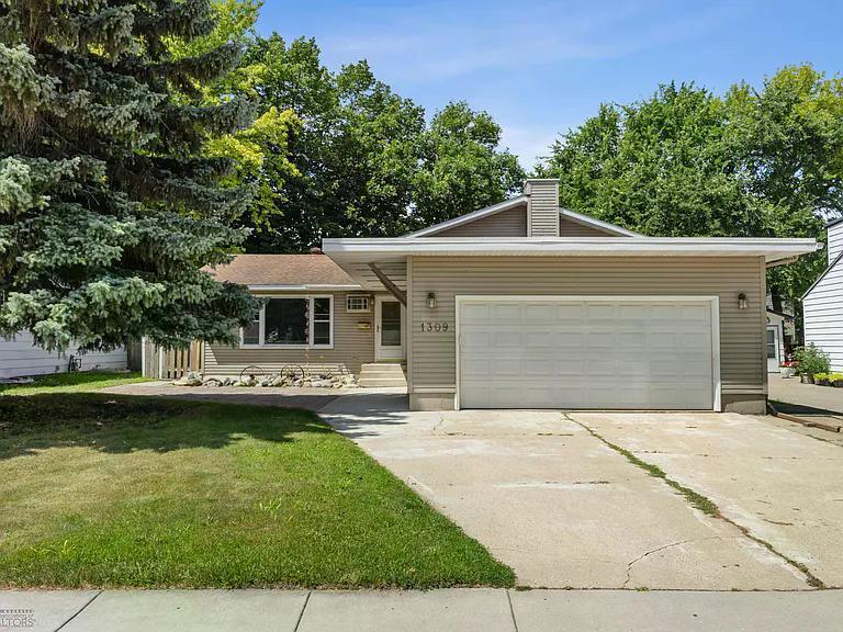 1309 17th St S in Fargo, ND - Building Photo