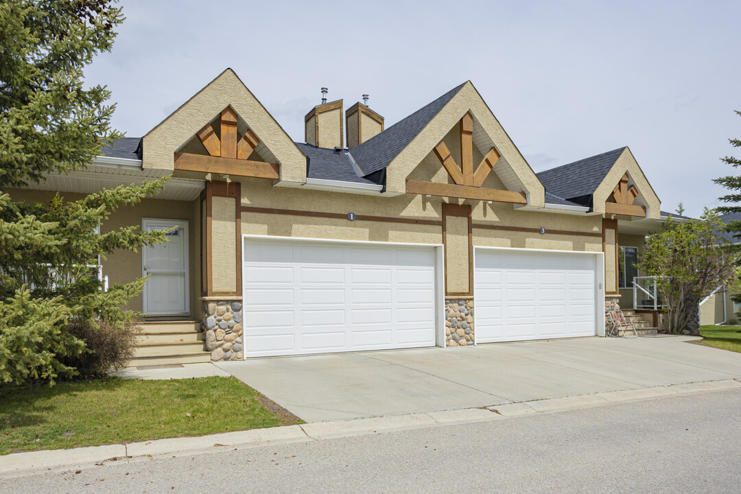 Dakotas Sky Ranch in Okotoks, AB - Building Photo