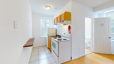 Hampton Court Apartments in Baltimore, MD - Building Photo - Building Photo