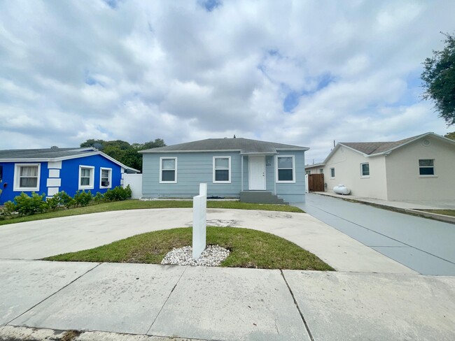 909 C St in Lake Worth Beach, FL - Foto de edificio - Building Photo