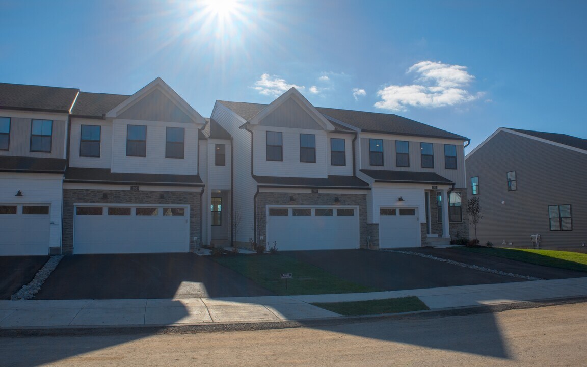 355 Aspen Wy in King of Prussia, PA - Building Photo