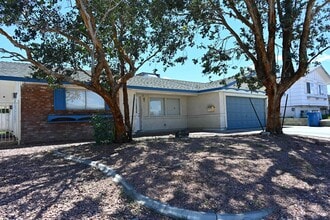 6905 Singing Dunes Ln in Las Vegas, NV - Building Photo - Building Photo