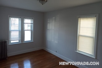 36 Crosby Rd in Newton, MA - Foto de edificio - Building Photo