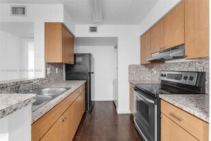 15221 SW 80th St in Miami, FL - Building Photo