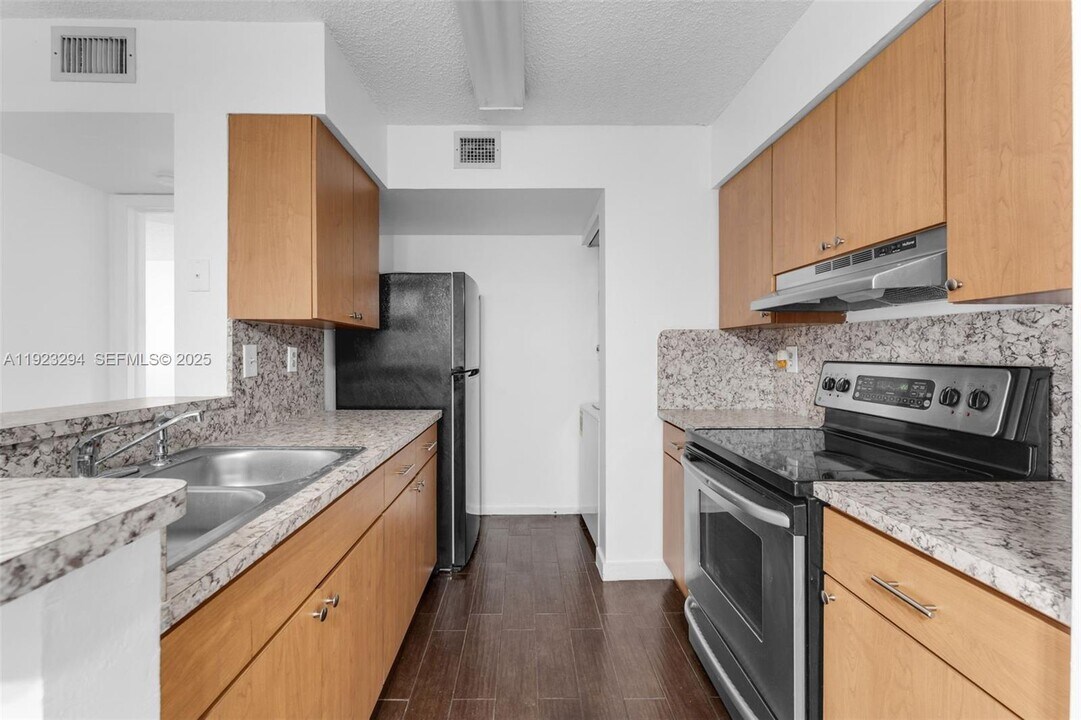 15221 SW 80th St in Miami, FL - Building Photo