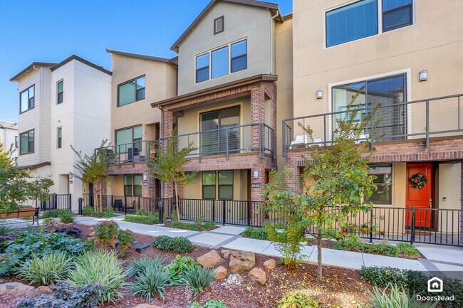 2015 Jubilee Dr in Hayward, CA - Foto de edificio - Building Photo