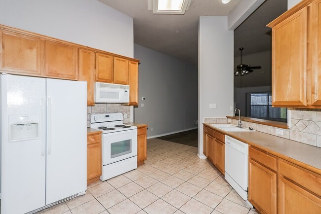 property at 810 Courtside Dr E