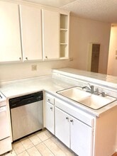 18530 Hatteras St, Unit 105 in Tarzana, CA - Foto de edificio - Building Photo