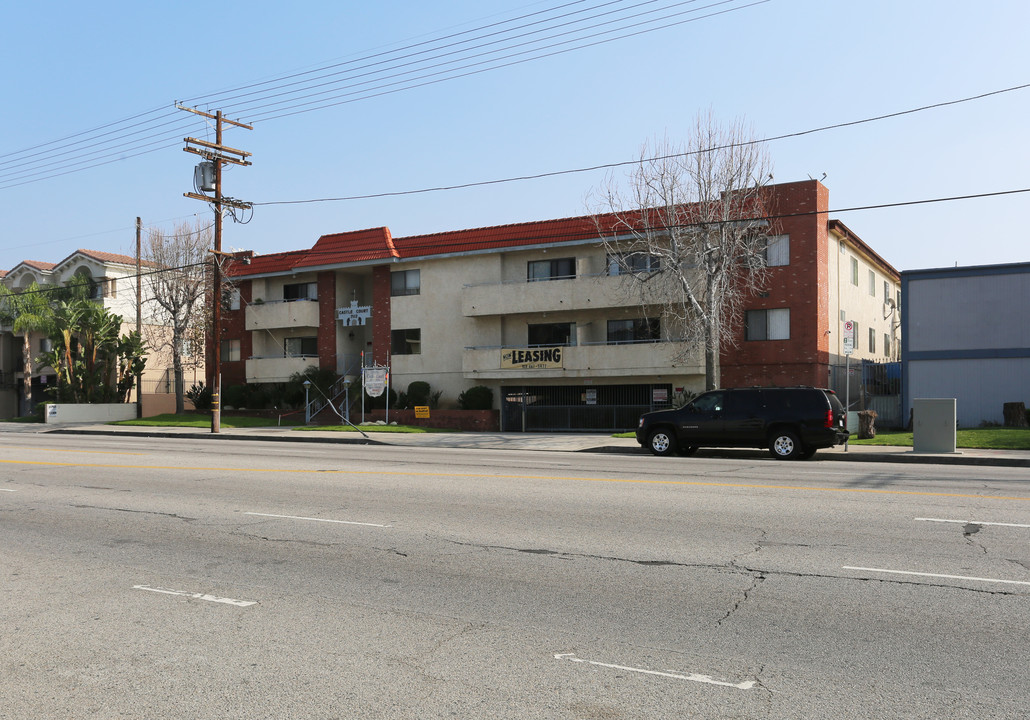 Castle Court in Van Nuys, CA - Building Photo