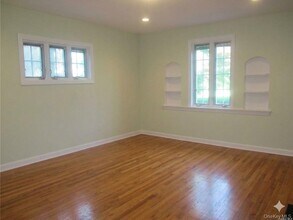 64 Old Pond Rd in Great Neck, NY - Building Photo - Building Photo