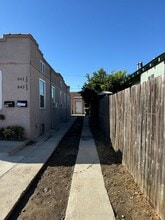 841 1/2 West 64th Street in Los Angeles, CA - Foto de edificio - Building Photo