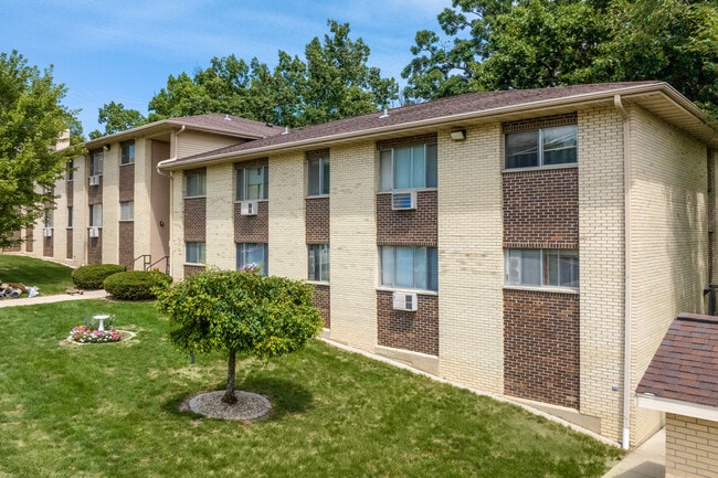 Executive East Apartments in Monona, WI - Foto de edificio - Building Photo