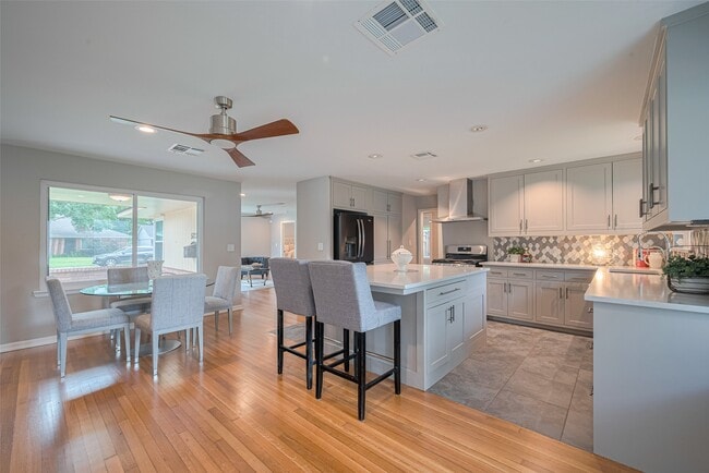 property at 5123 Saxon Dr