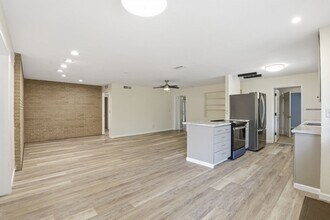 2221 NE 12th St in Gainesville, FL - Building Photo - Building Photo