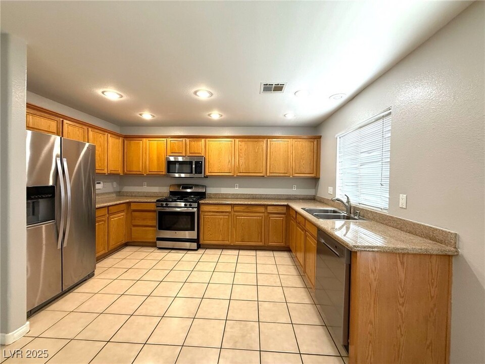 2756 Fountain Vista Ln in Henderson, NV - Building Photo