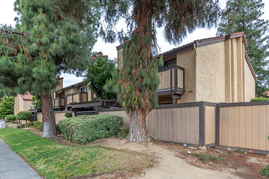 Laguna Falls in Fresno, CA - Building Photo