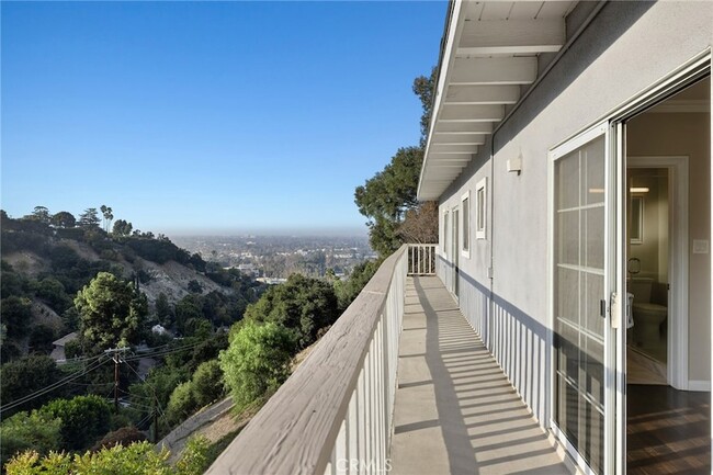 3615 Sunswept Dr, Unit T203 in Los Angeles, CA - Building Photo - Building Photo