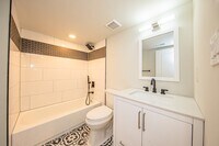 2402 W Jefferson St photo'