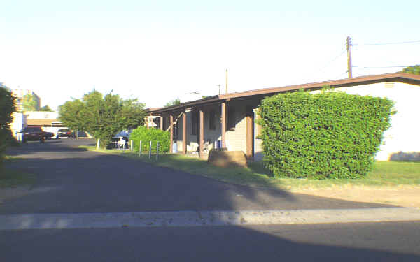 Los Arboles Apartments in Phoenix, AZ - Building Photo